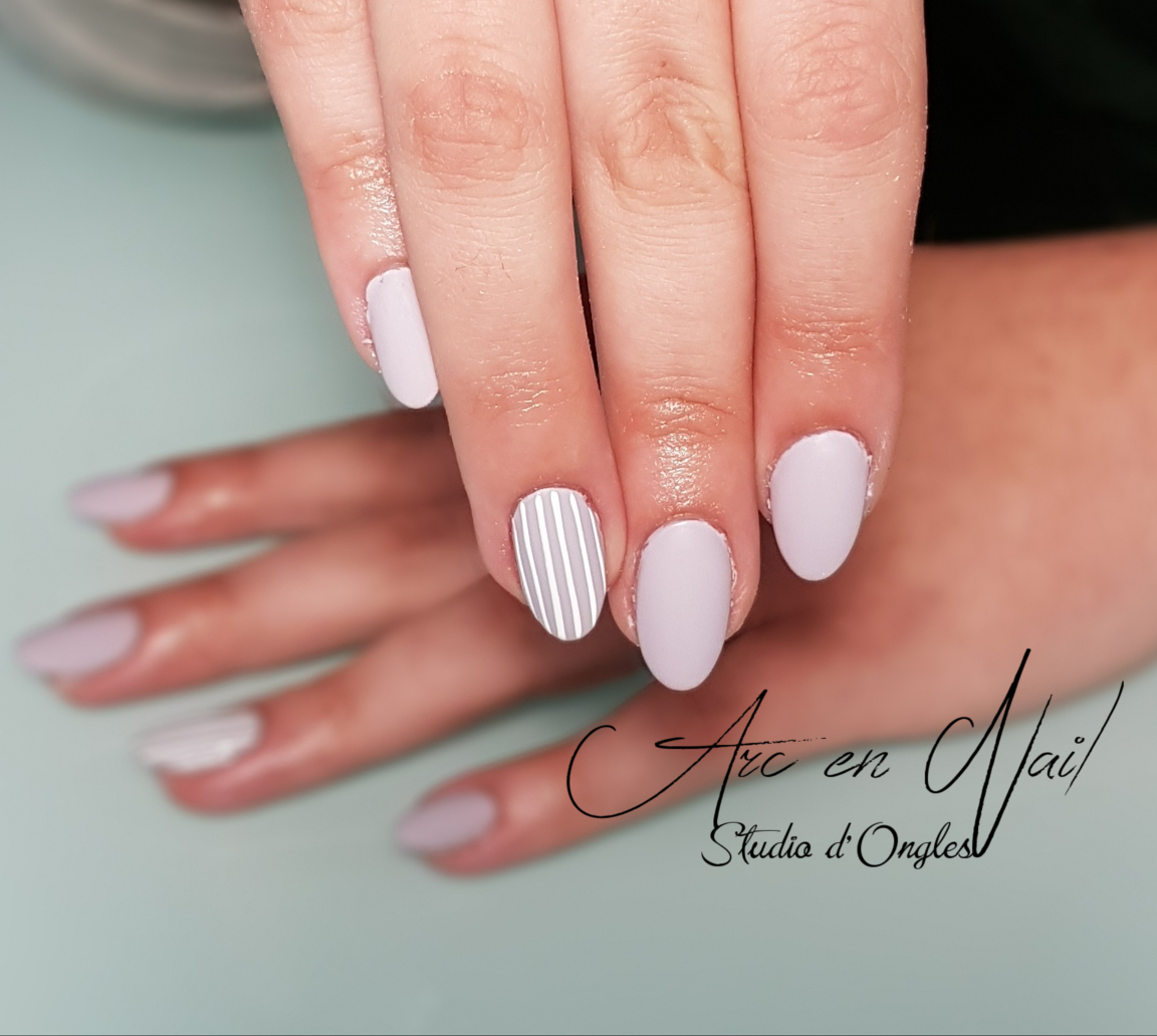 pose-ongles-resine-almond-acrylic-nails-toulouse-grey-line-pastel-mat