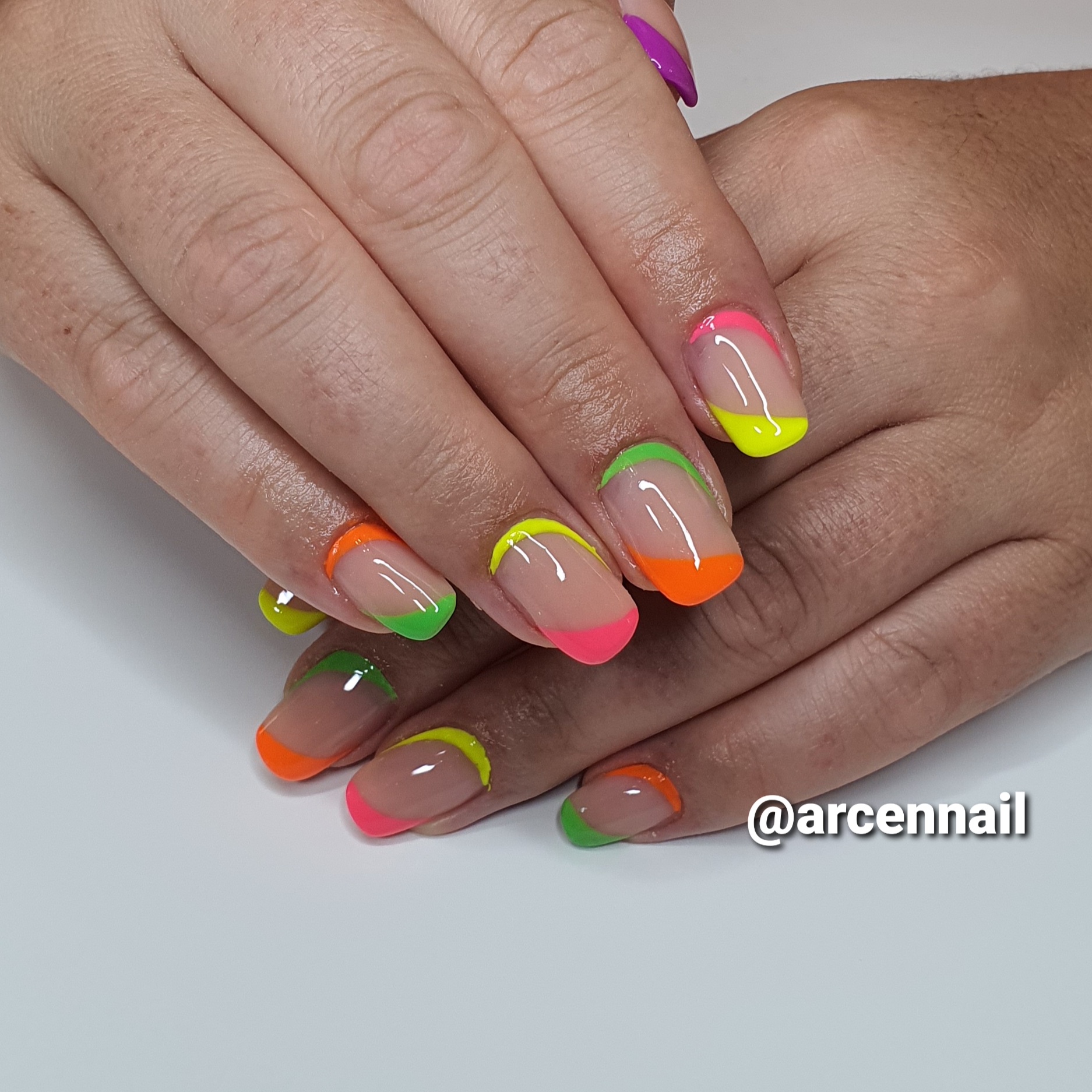 pose-ongles-resine-toulouse-carmes-swirlnails-fluo-mismatched